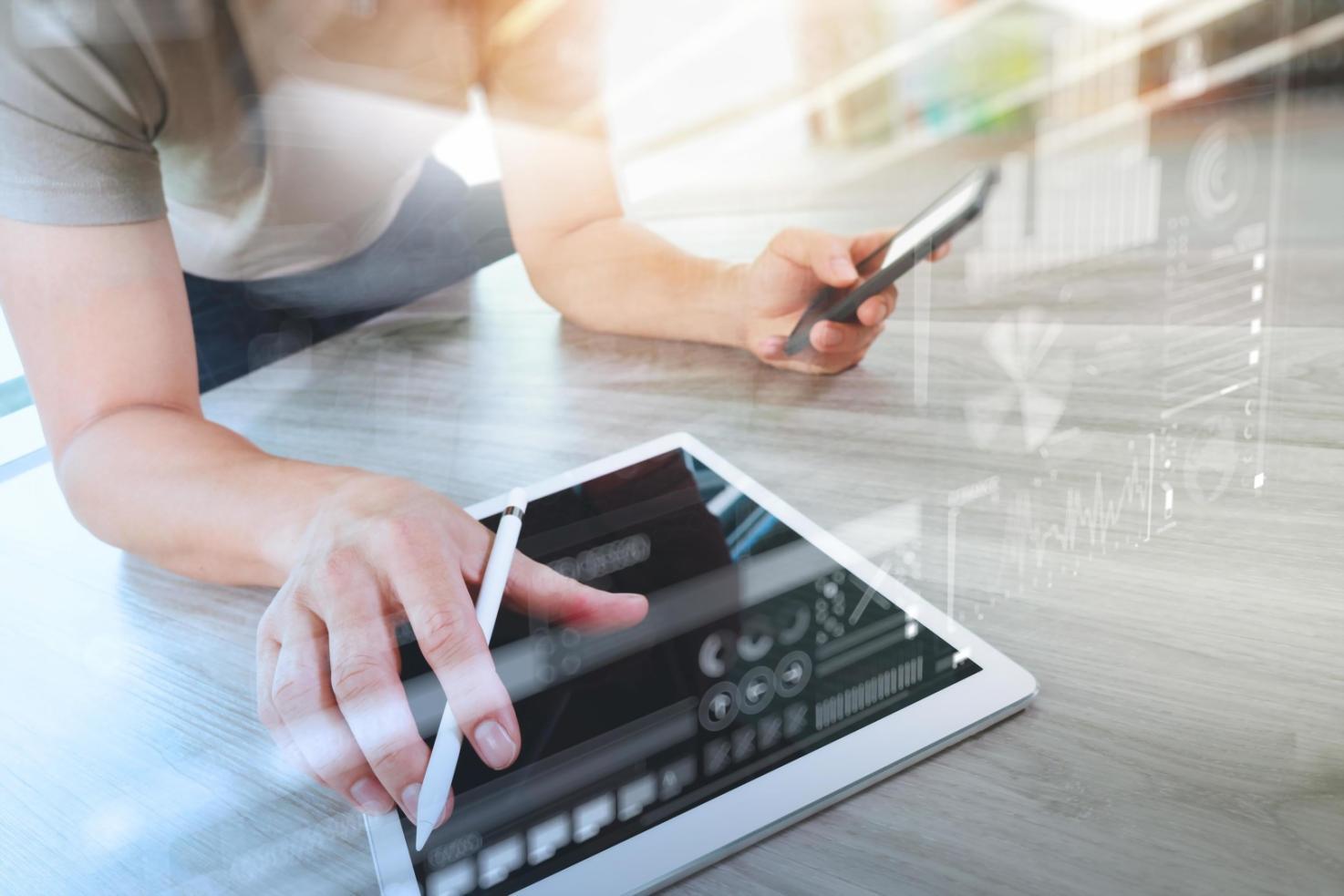 Suasana kerja tim Fenox yang kolaboratif dengan analisis data keuangan