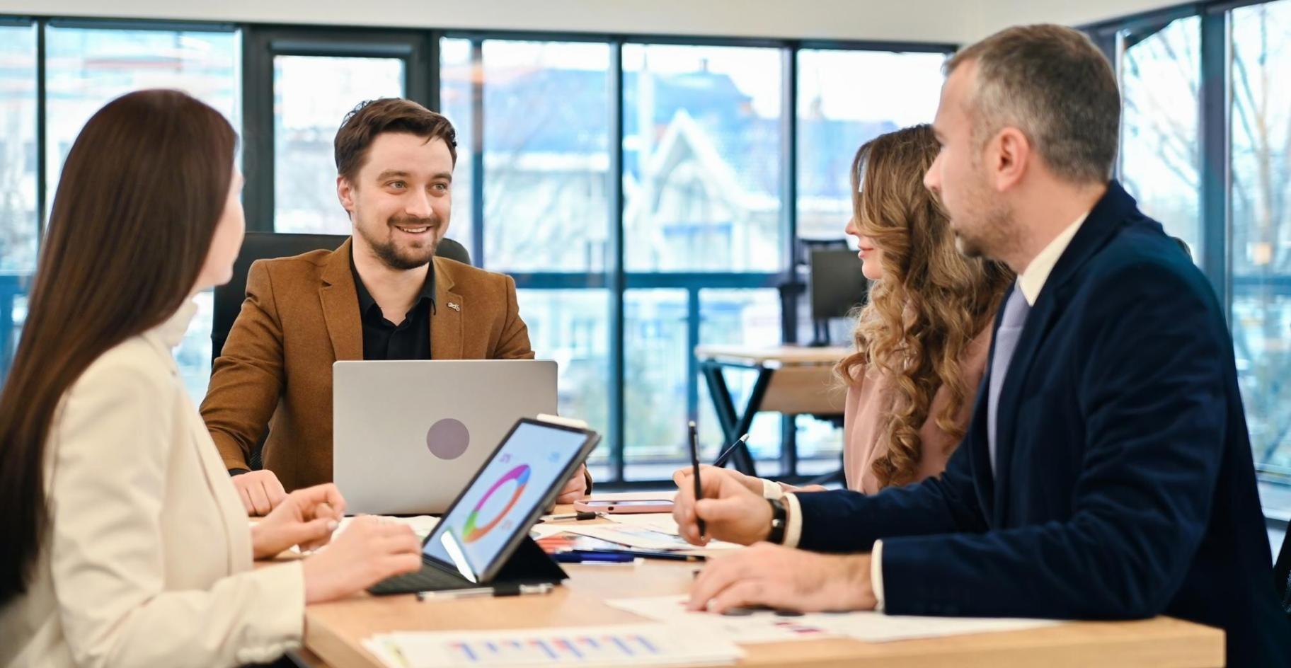 Proses analisis dan diskusi tim keuangan